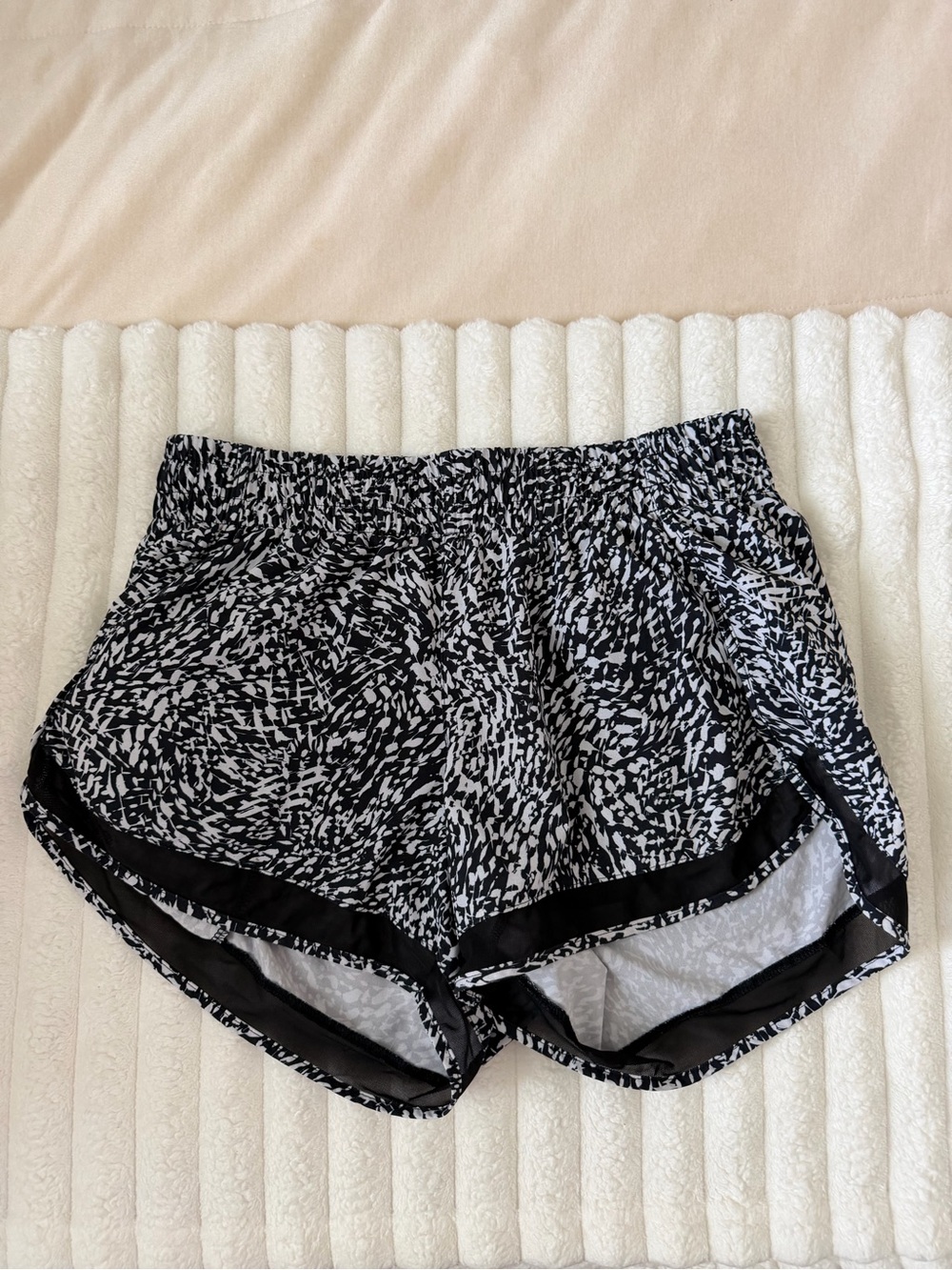 Athleta Black and White Printed Mesh Racer Run 4”  Athletic Shorts